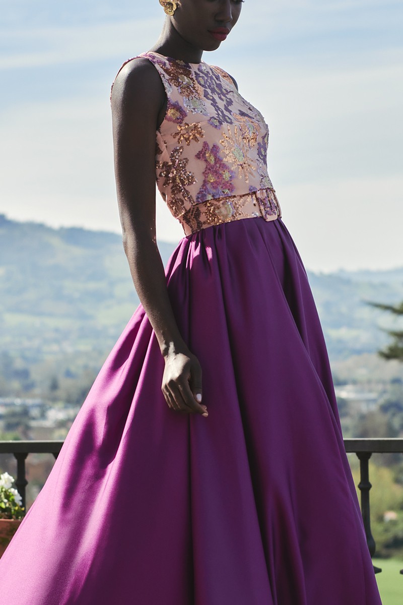 Cinturon de fiesta forrado de lentejuela de colores pastel sobre base gasa melocotón con hebilla para invitada a boda