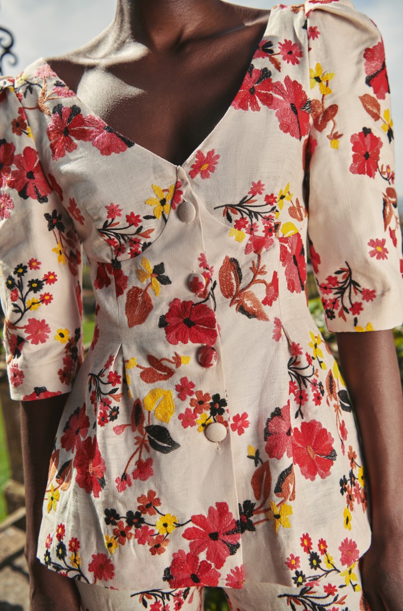 top de lino beige con flores bordadas de colores con botones y manga francesa para invitada fiesta, boda, evento, mamá de comunion comprar online