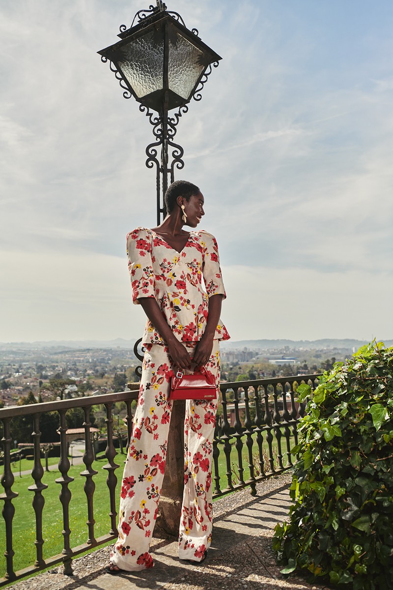top largo en lino beige con flores bordadas de colores con botones y manga francesa para invitada fiesta, boda, evento, mamá de comunion comprar online
