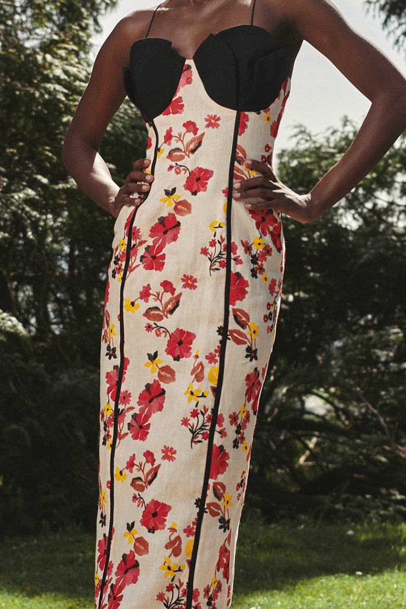 vestido recto midi de lino bordado flores con cazuelas de tulipanes para invitadas a boda de verano, fiesta, ocasión especial