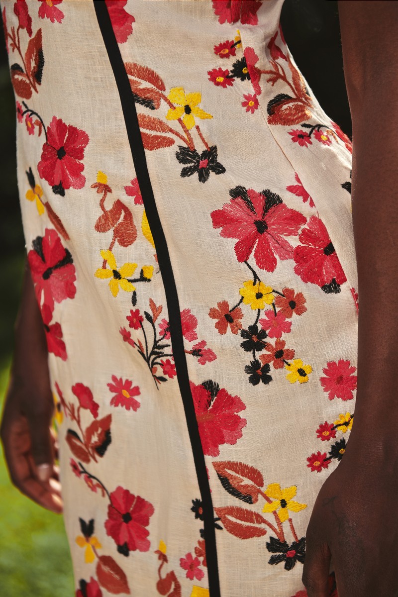 vestidode lino midi bordado flores con cazuelas de tulipanes para invitadas a boda de verano, fiesta, ocasión especial