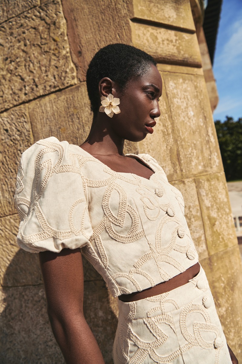 top de fiesta en tejido de lino beige con dibujo relieve con manga globo pequeña, para invitada fiesta, boda, evento, mamá de comunion comprar online