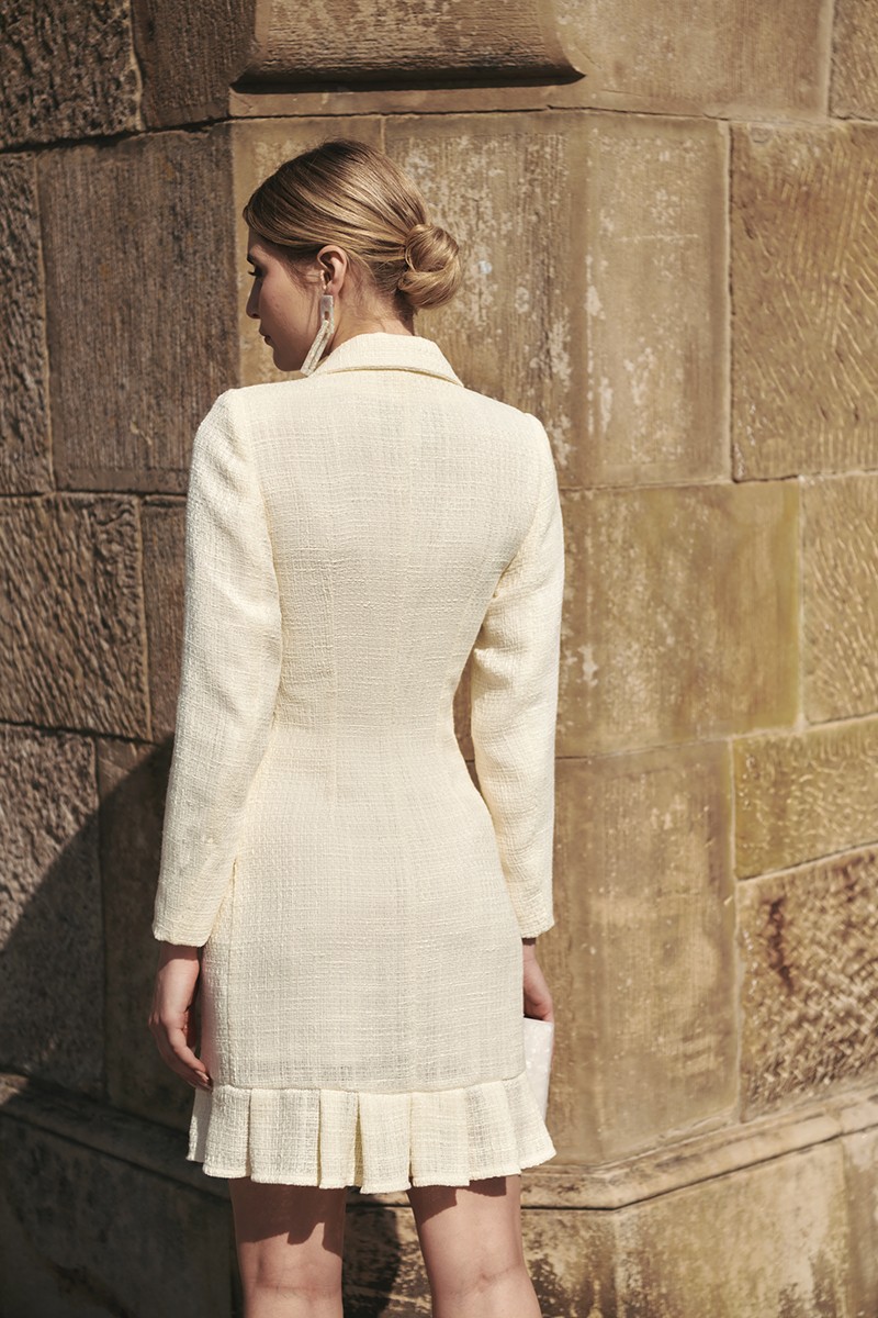 comprar online vestido corto esmoquin chanel tweed blanco roto con volante para mamá de bautizo, comunion o novia civil.