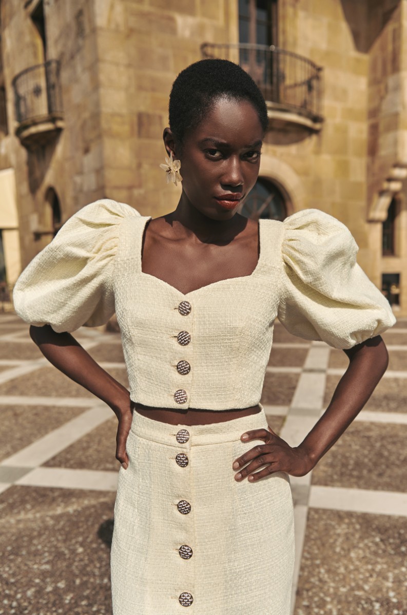 conjunto blanco en tejido chanel de top y falda con botones joya para novia civil, boda informal, mama de bautizo o comunion