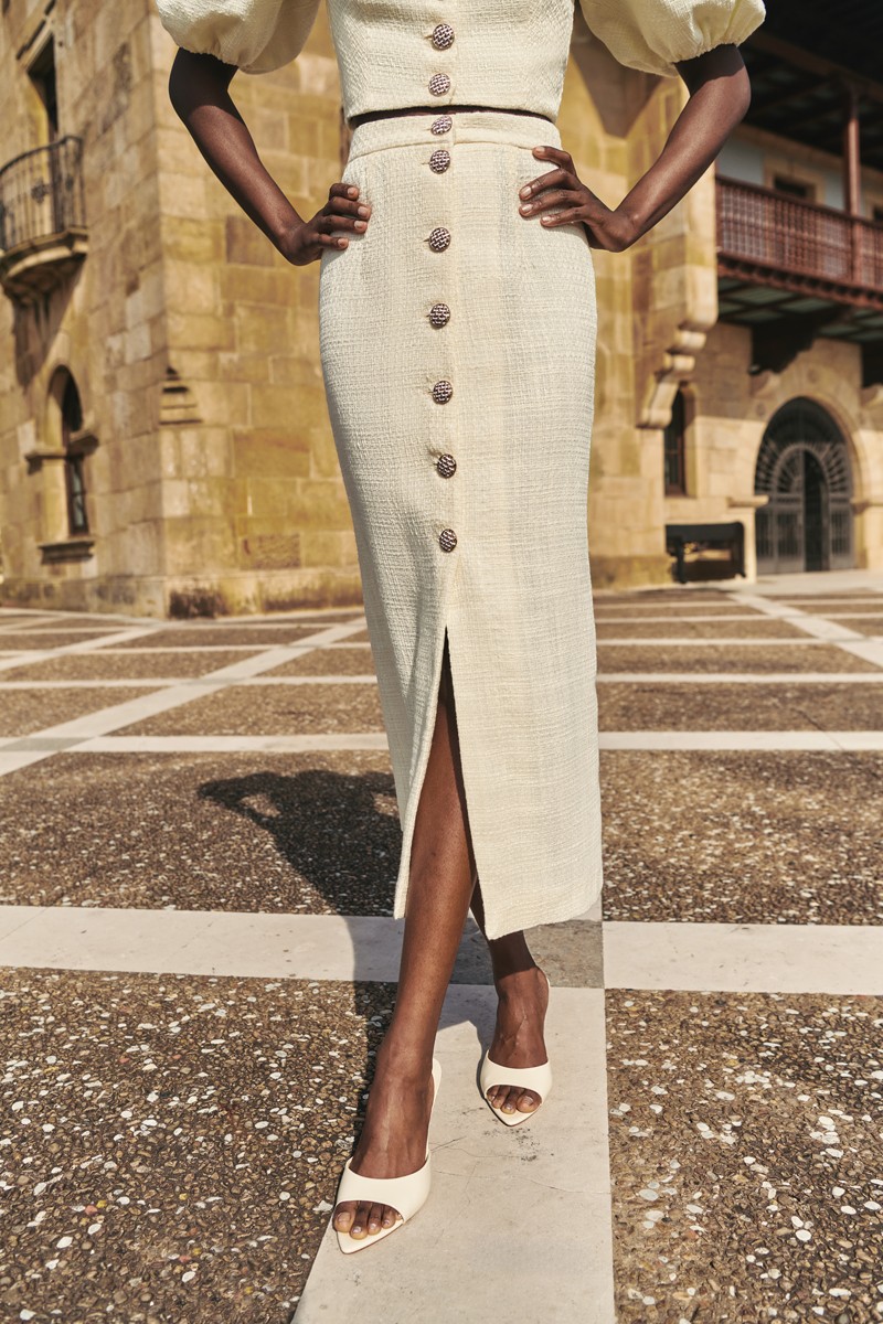 conjunto blanco con mangas abullonadas y botones joya en tejido chanel blanco mama de bautizo o comunion, novia civil, shoponline,