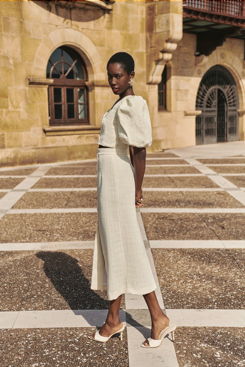 Top blanco roto con mangas abullonadas y botones joya en tejido chanel blanco mama de bautizo o comunion, novia civil, shoponline,