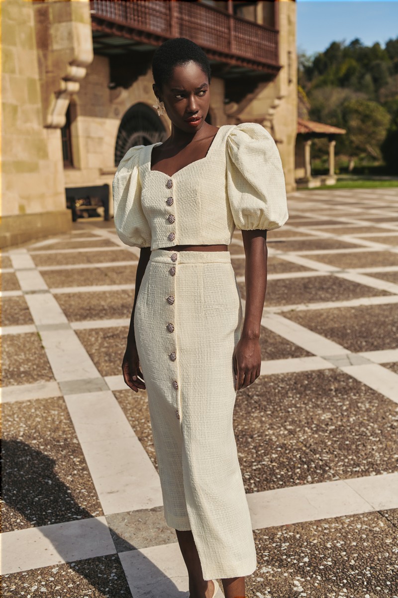 conjunto de falda y Top en tweed blanco roto con mangas abullonadas y botones joya en tejido chanel blanco mama de bautizo o comunion, novia civil, shoponline,
