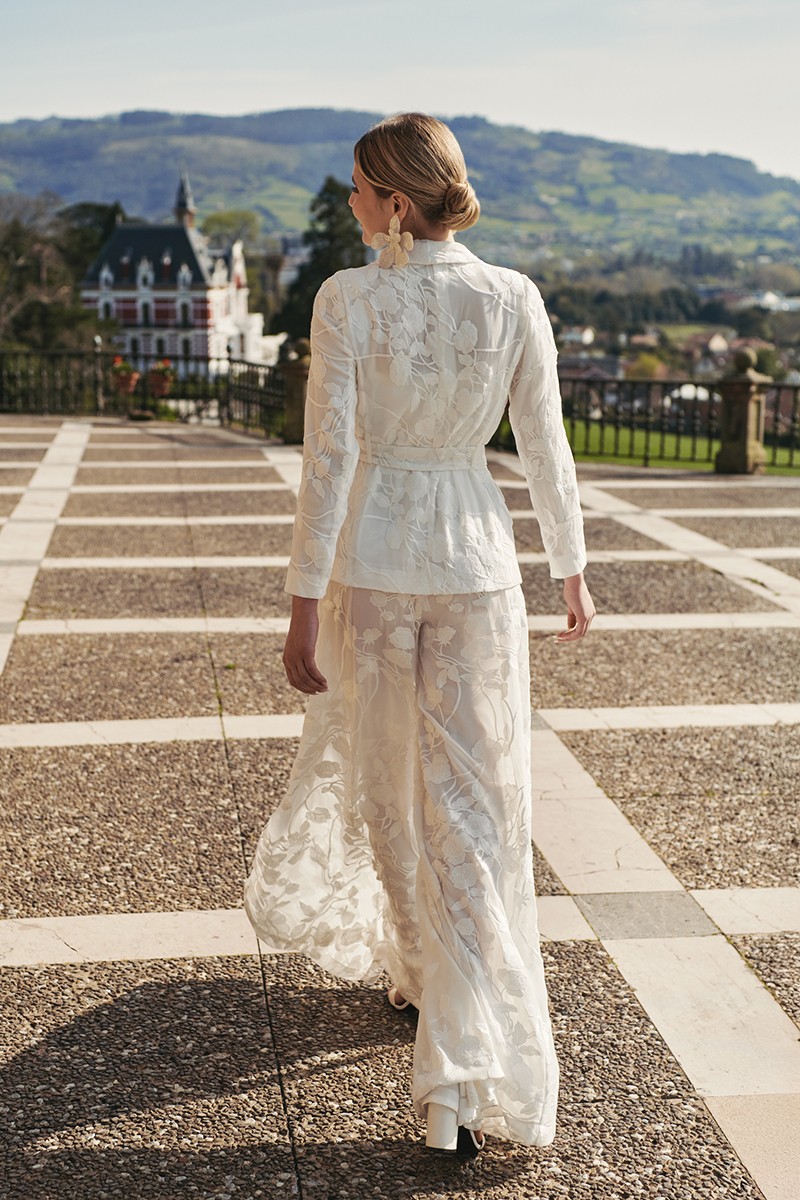 comprar online traje de chaqueta en gasa flores bordadas blanca con cuello esmoquin, boda civil, madre de comunion, bautizo, fondo de armariocomprar online traje de chaqueta en gasa flores bordadas blanca con cuello esmoquin, boda civil, madre de c