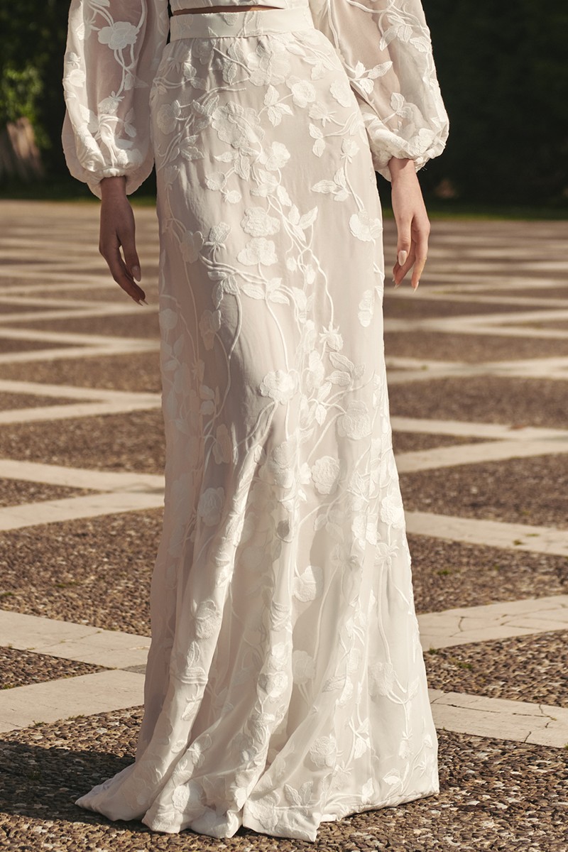 falda larga bordada en flores blancas de excelente calidad con forma evasé para novia civil, boda por la iglesia, boda en la playa, boho chic.