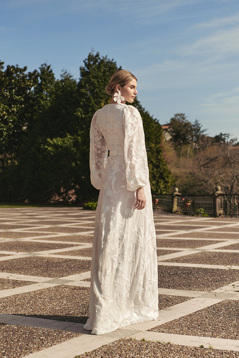 top en gasa blanca bordada con mangas ablusonada transparente, escote en pico y botones forradas para novia, boda, evento