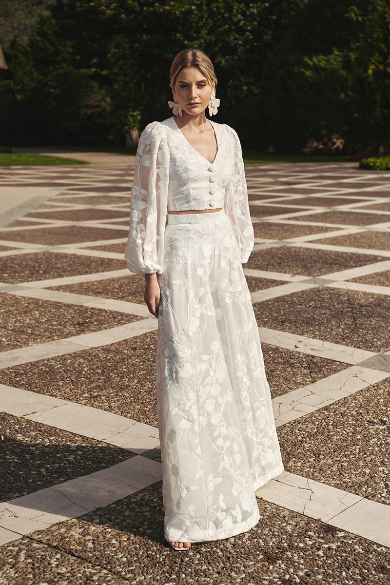 Comprar online en gasa blanca bordada con mangas ablusonada transparente, escote en pico y botones forradas para novia, boda, evento