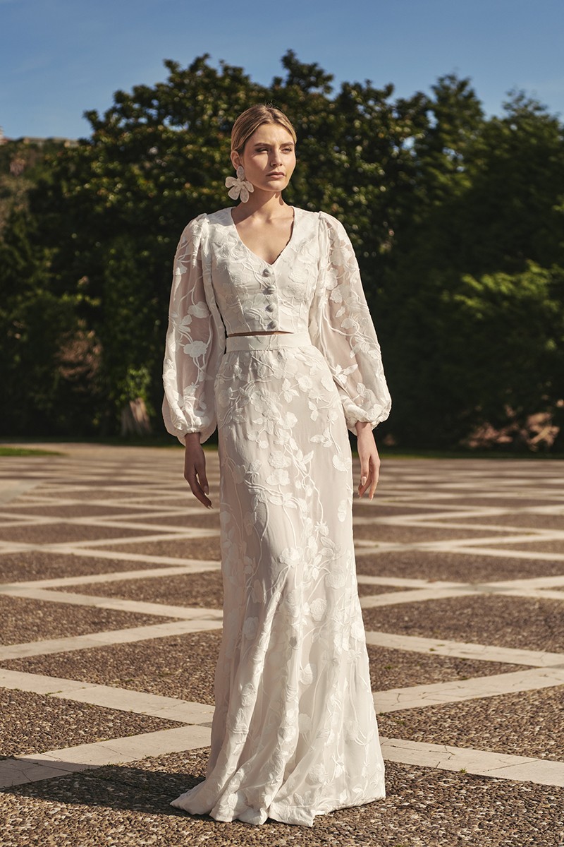 top de gasa blanca bordada con mangas ablusonada transparente, escote en pico y botones forradas para novia, boda, evento