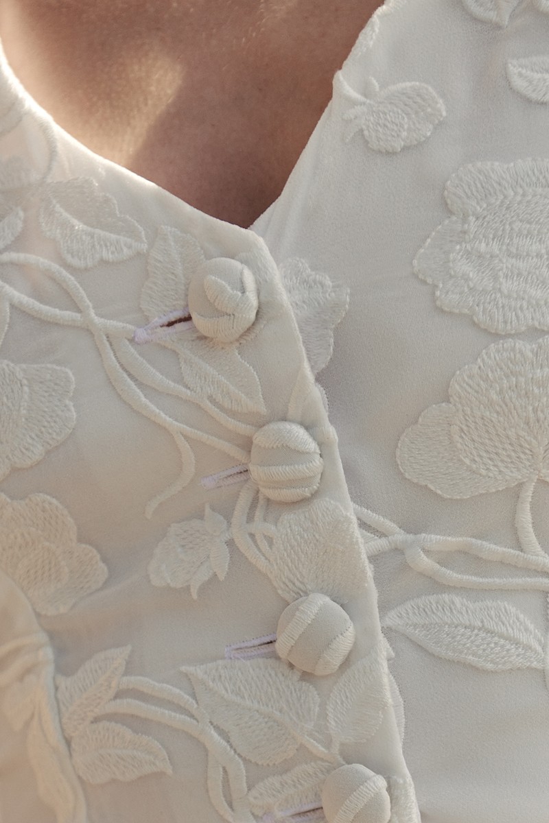 top de gasa blanca bordada con mangas ablusonada transparente, escote en pico y botones forradas para novia, boda, evento