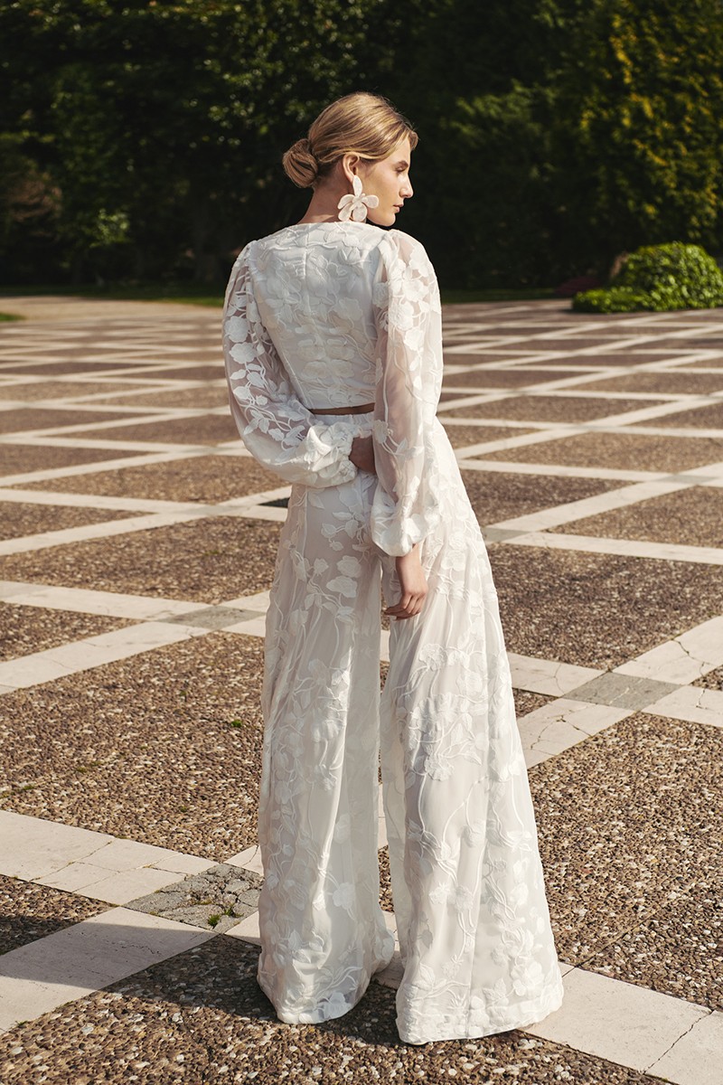 top en gasa blanca bordada con mangas ablusonada transparente, escote en pico y botones forradas para novia, boda, evento