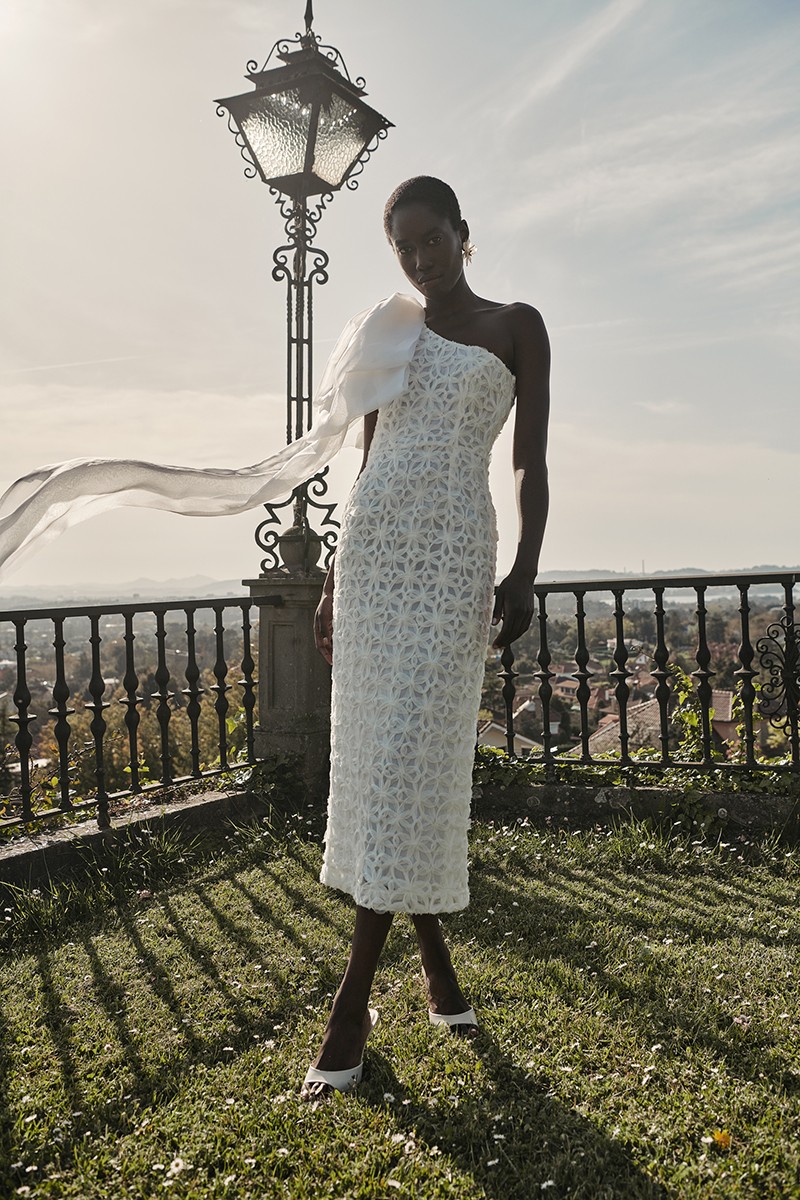 vestido de tul y organza en relieve en color blanco con falda recta y escote asimetrico con gran lazada de organza para novia, segundo vestido