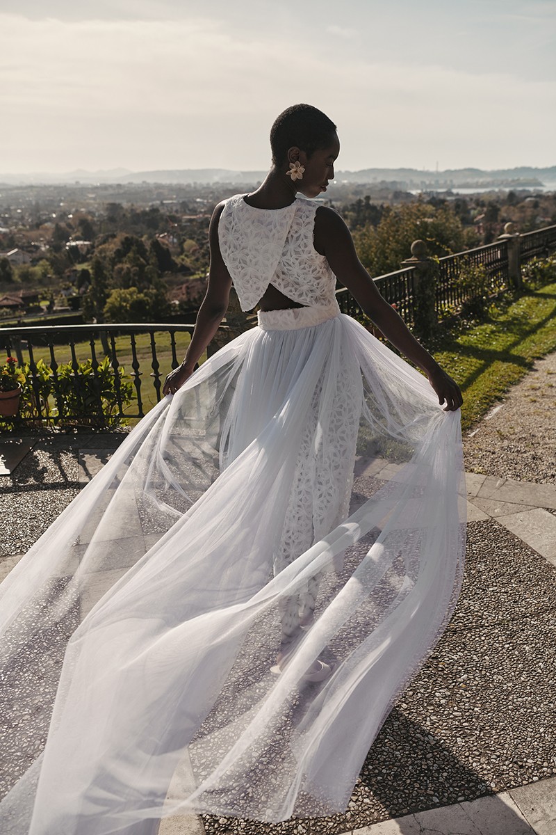 conjunto de falda y top cruzado en la espalda en tul bordado con organza en relieve blanco para novia, segundo vestido, fiesta, evento, gala, mama de comunion, bautizo