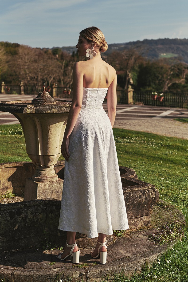 vestidoescote corazon para novias midi brocado flores blanco con falda vuelo, segundo vestido, mama de comunion o bautizo, shoponline