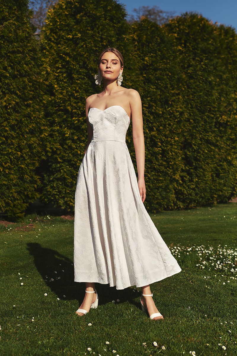 vestido de escote corazon y falda de vuelo midi para novias brocado flores, segundo vestido, mama de comunion o bautizo, civil