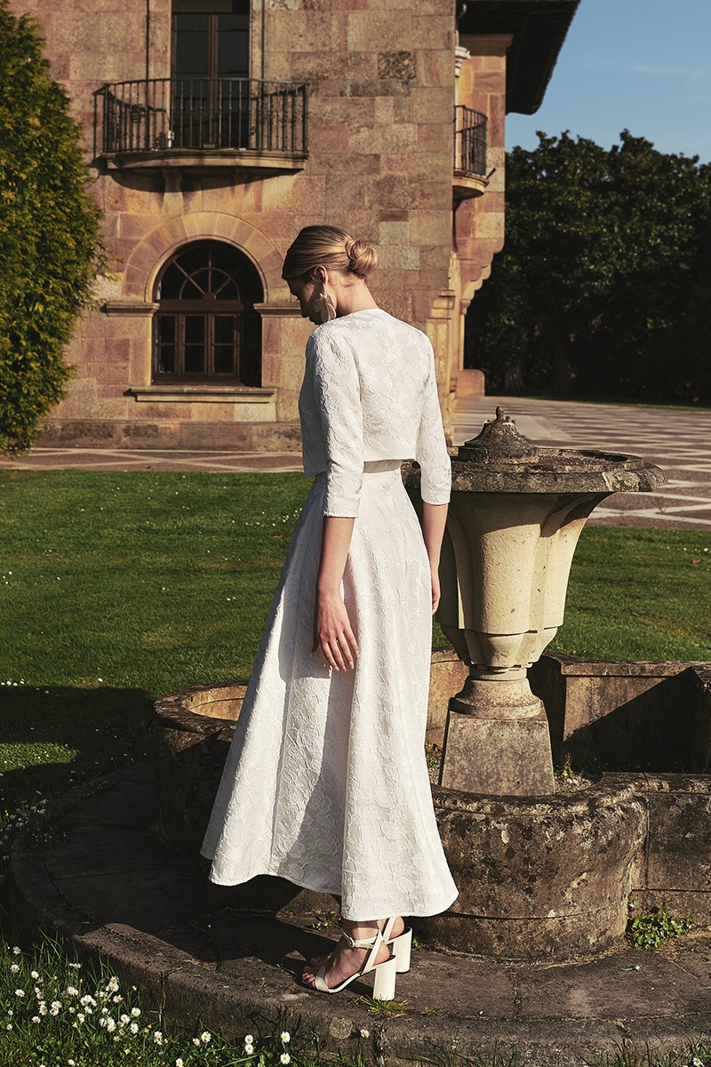 comprar online chaqueta corta jacquard brocado blanco flores relieve para novia civil, mama de bautizo o comunion