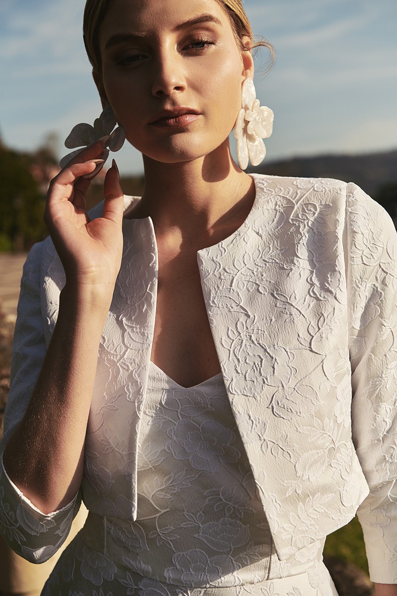 chaqueta corta jacquard brocado blanco flores relieve para novia civil, mama de bautizo o comunion