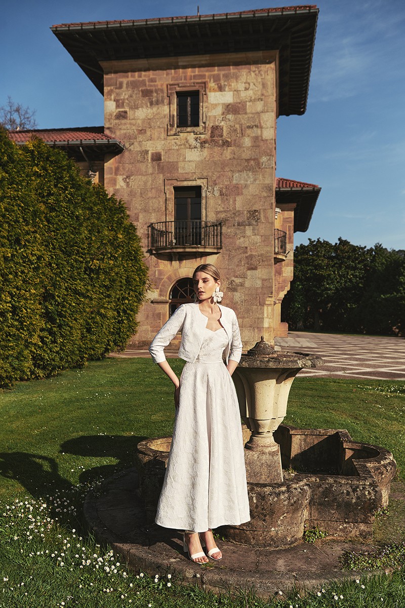 comprar chaqueta corta jacquard brocado blanco flores relieve para novia civil, mama de bautizo o comunion