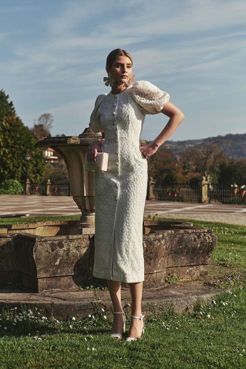 vestido blanco midi confeccionado en un tul ligero con margaritas bordadas con manga abullonada escote en pico para invitadas comunion bautizo novia civil