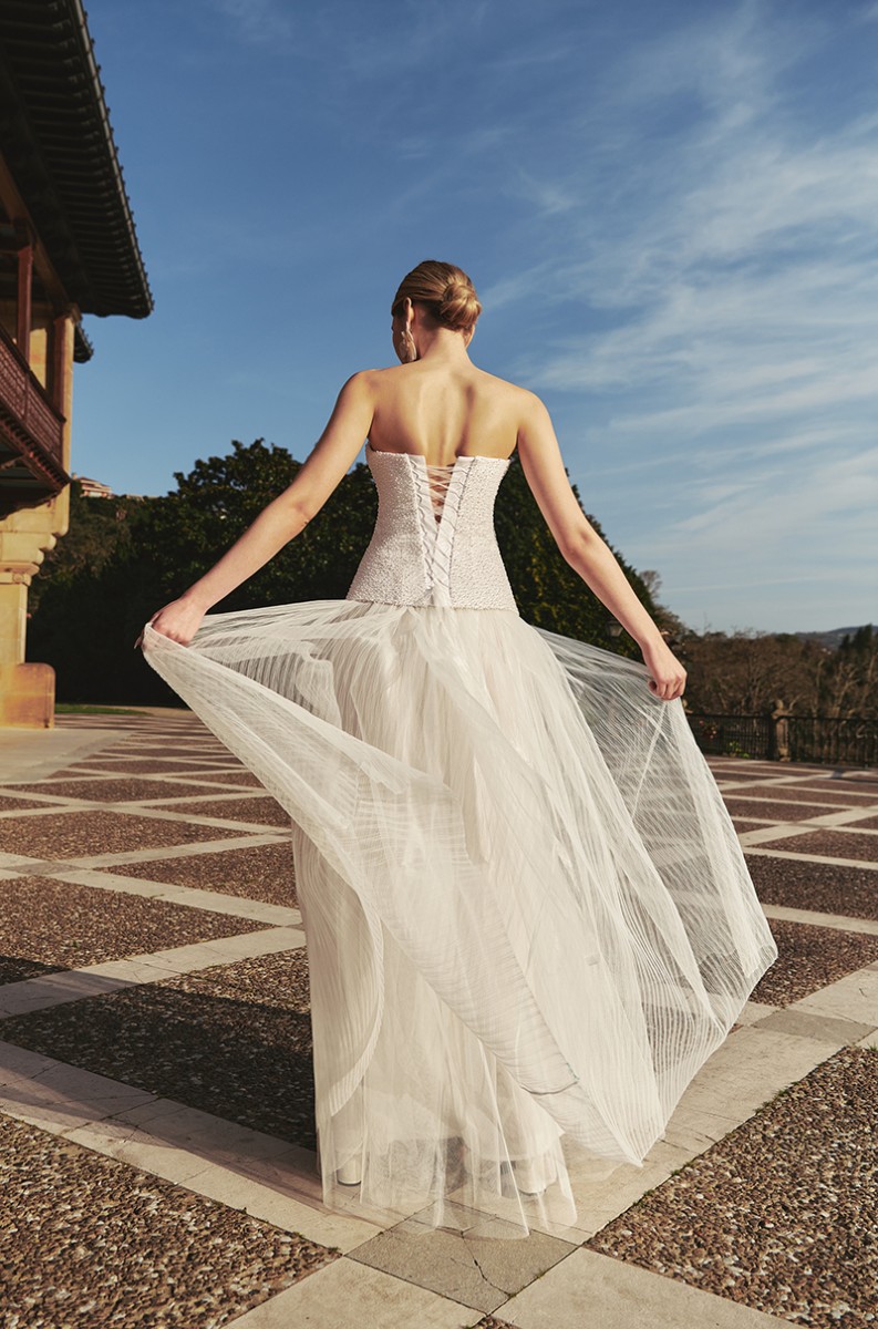 espectacular top largo estilo corsé con perlas sobre crepe blanco para novia, segundo vestido, fiesta, evento, gala, bride