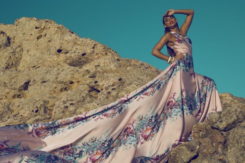 vestido estampado de flores largo rosa asimetrico con escote en la espalda para bodas eventos fiestas de primavera verano de daluna en apparentia